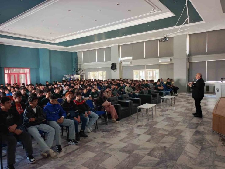 Liseli gençlere yönelik ’Aile ve Mahremiyet’ semineri gerçekleştirildi