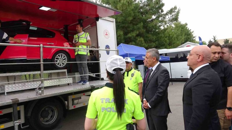 Mardin’de simülasyon aracıyla emniyet kemerinin önemi anlatıldı
