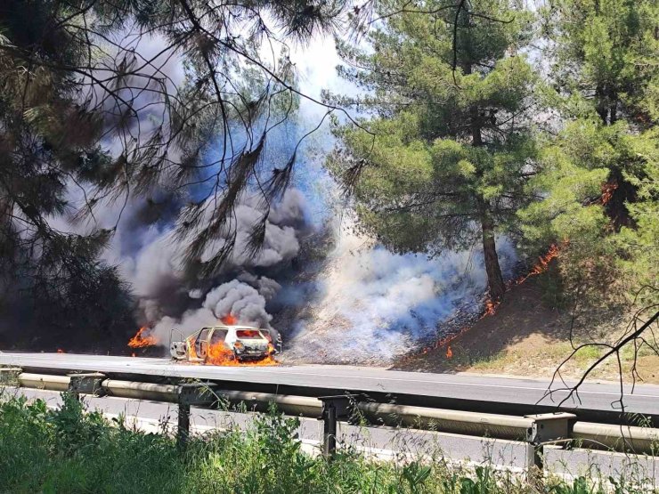 Tarsus’ta araçta çıkan yangın ormana sıçradı