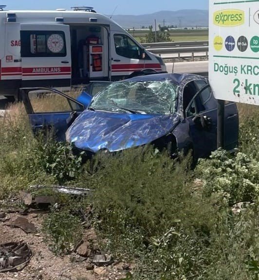 Takla atan otomobilde 2 kişi yaralandı