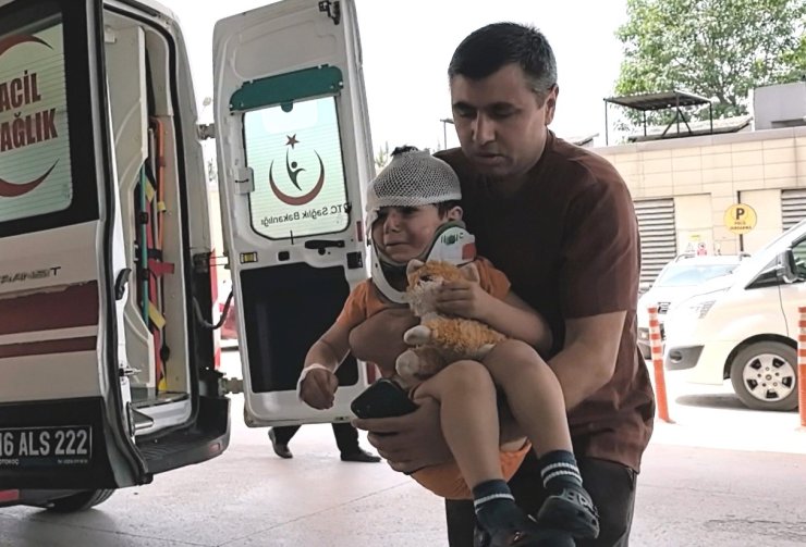 Kazada yaralandı,oyuncağını elinden hiç bırakmadı
