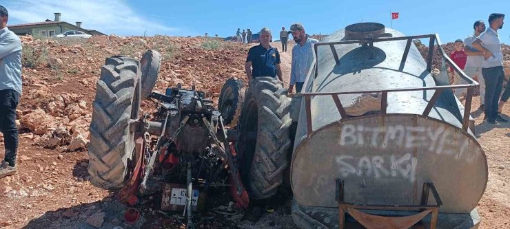 Devrilen traktörün altında kalarak ağır yaralandı