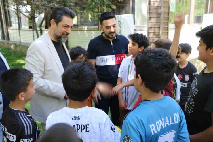 Birçok ilden büyük Bağlar ilçesinin sorunları yerinde dinlenip çalışmalar yapılıyor