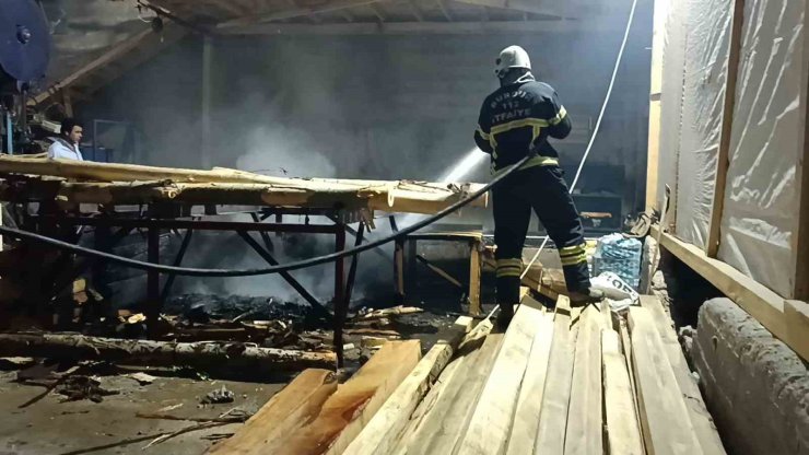 Burdur’da hizar atölyesinde çıkan yangın kısa sürede söndürüldü
