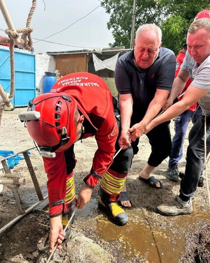Burhaniye’de kuyudan kuzu kurtarma operasyonu