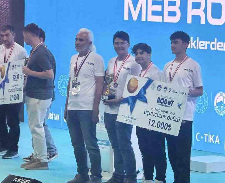 Eskişehirli öğrencilerden Uluslararası Robot Yarışması’nda büyük başarı