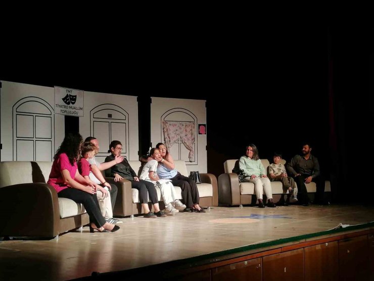 Mut’ta "Gülelim Güldürelim" Tiyatro oyunu büyük beğeni topladı