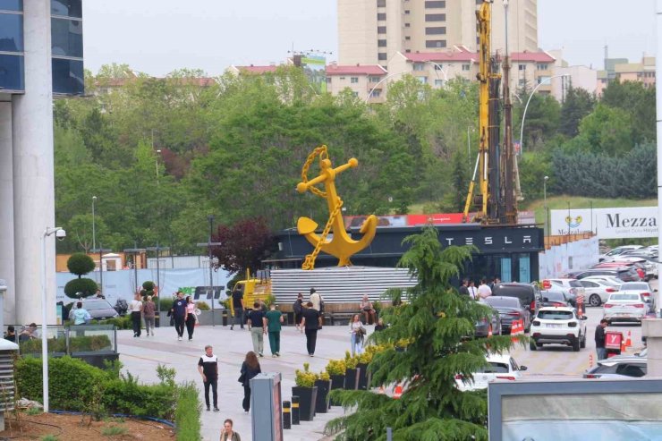 Ankara’da çıkan fırtınada Tesla Bayii’nin çatısı uçtu