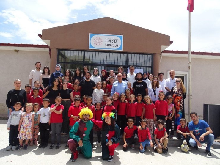 Balıkesir Üniversitesi öğrencilerinden köy okuluna anlamlı dokunuş