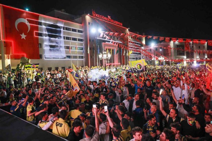 Şampiyonluk maçı dev ekranda yayınlandı