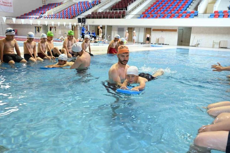 Başkan Altay: "6 ilçede 11 bin 500 üçüncü sınıf öğrencisine yüzme öğretiyoruz"