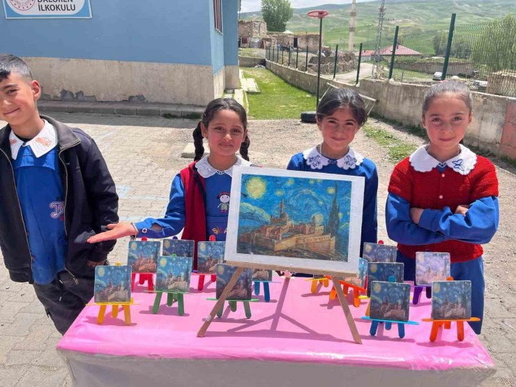 Minik eller sanatla buluştu