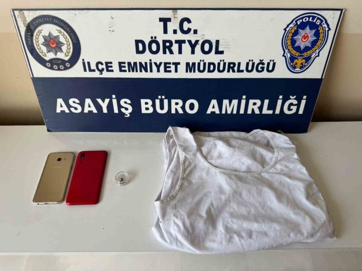 Ehliyet sınavında kopya çekmek isteyen şahıs kulaklığı takarken yakayı ele verdi