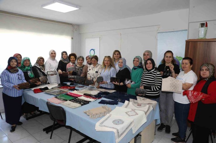 Kadınlar, tel kırma ürünleri yaparak aile ekonomine katkı sağlıyor