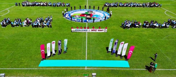 Denizli’de 976 genç sokaktan yeşil sahalara çekildi