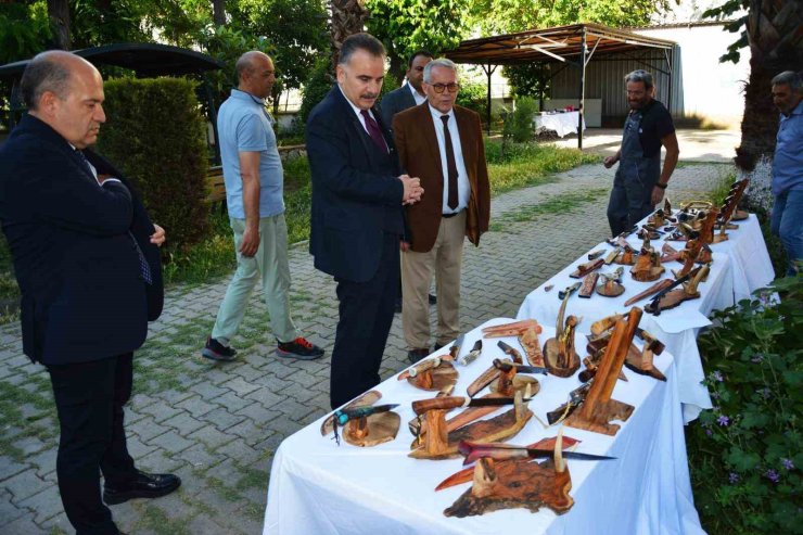 Edremit’te elle dövülen bıçaklar sergisi hayran bıraktı