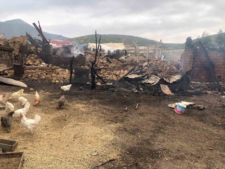 Konya’da yangında bir ev ve ahır kül oldu