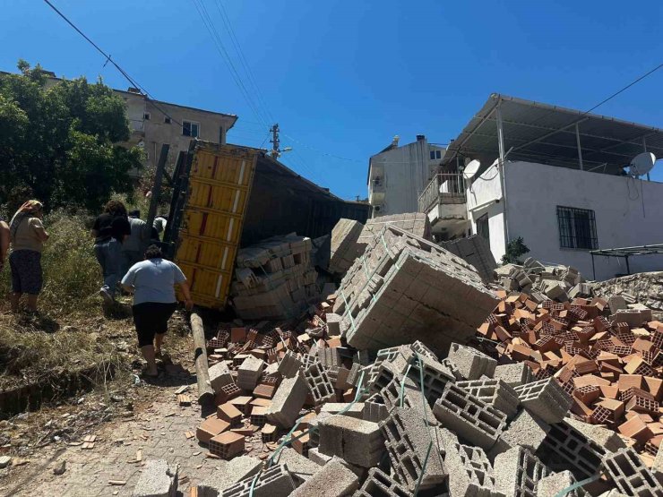 Milas’ta tuğla yüklü kamyon devrildi: 1 yaralı
