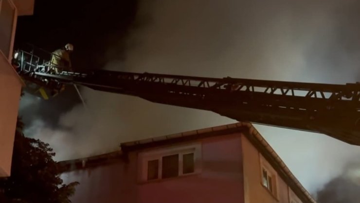 Sarıyer’de anaokulunda başlayan yangın yan binaya sıçradı: 2 kişi dumandan etkilendi