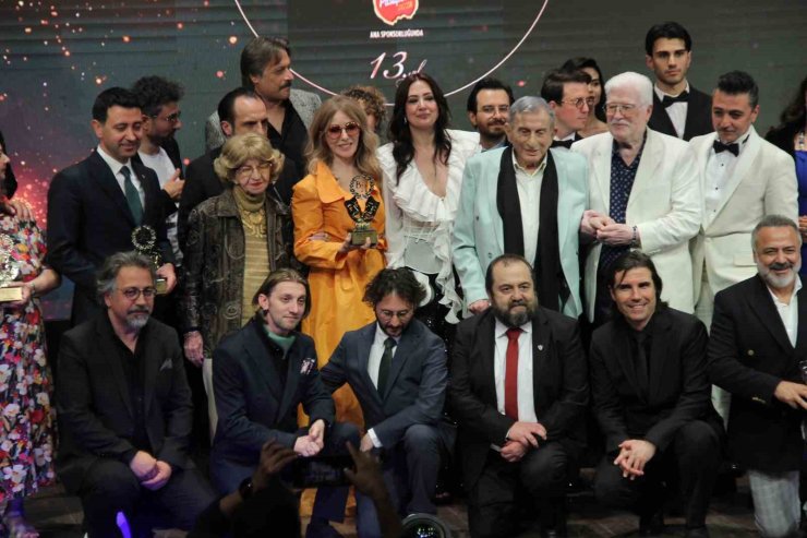 İzmir’den yükselen tiyatro ruhu Türkiye’yi bir kez daha kucakladı