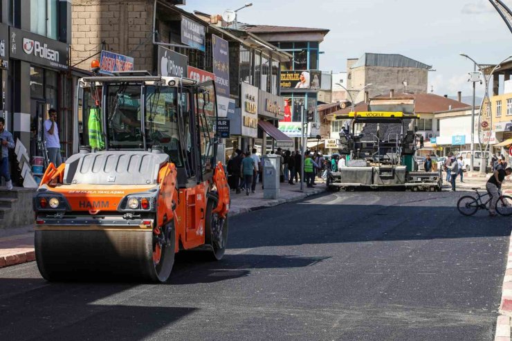 Van Büyükşehir Belediyesi asfalt serimine başladı