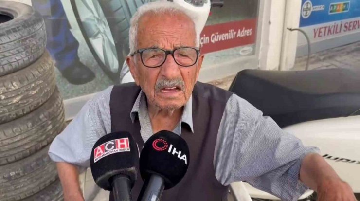 Mahsur kalan yaşlı adamı polisler sırtında taşıdı