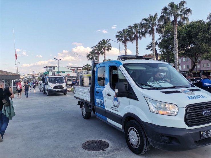 Zabıta, sahilde seyyar satıcılara geçit vermiyor