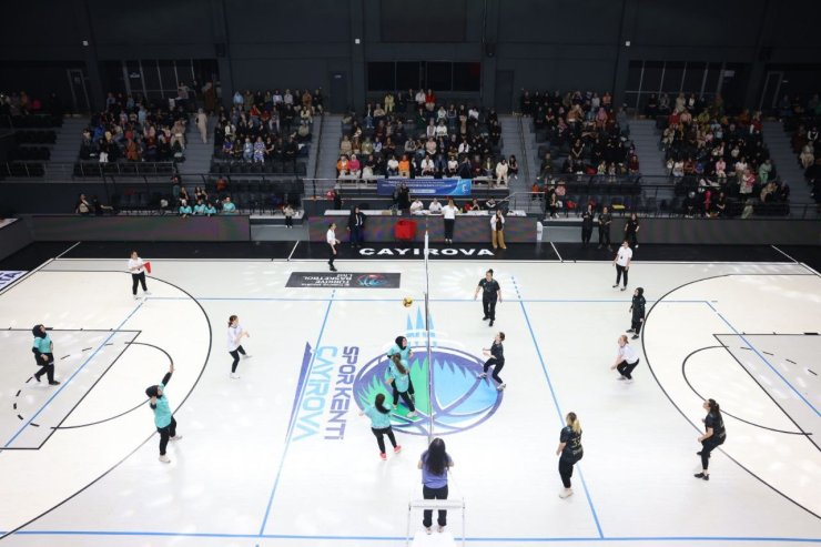Kadın kursiyerler voleybol maçında hünerlerini konuşturdu