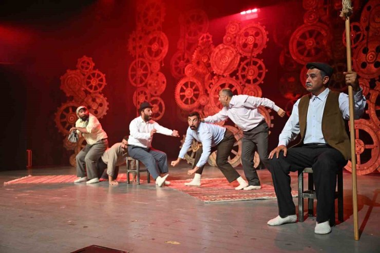 Mersin Şehir Tiyatrosu ‘Misafir’ oyununu Gülnar’da sahneledi