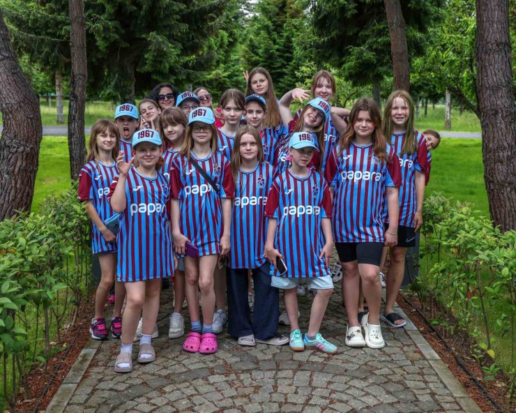 Trabzonsporlu futbolcular Ukraynalı çocuklarla bir araya geldi