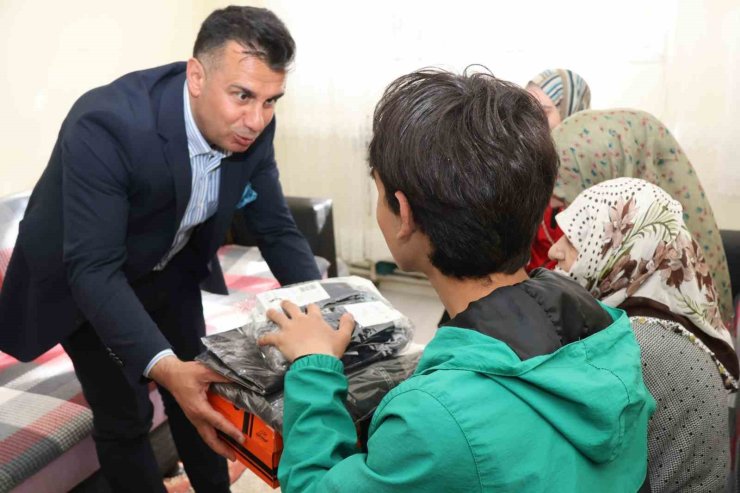 Aile yılı kapsamında bayram öncesi anlamlı ziyaret: 84 öğrenciye spor seti dağıtıldı.