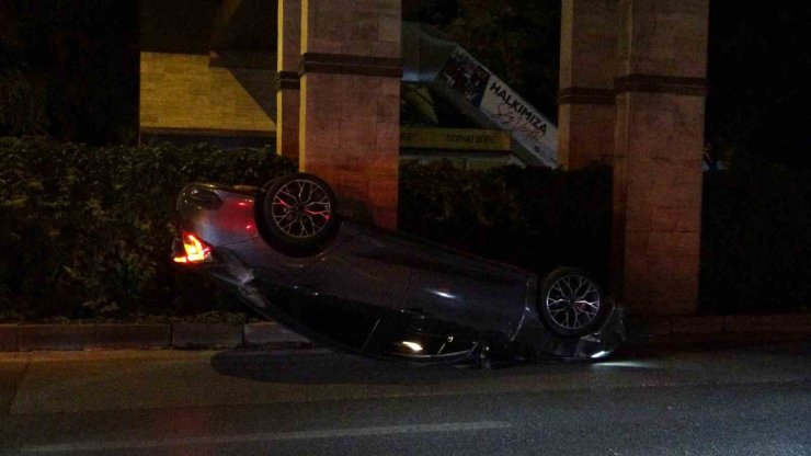 Takla atıp ters dönen otomobil 150 metre sürüklendi, sürücü aracı bırakıp gitti