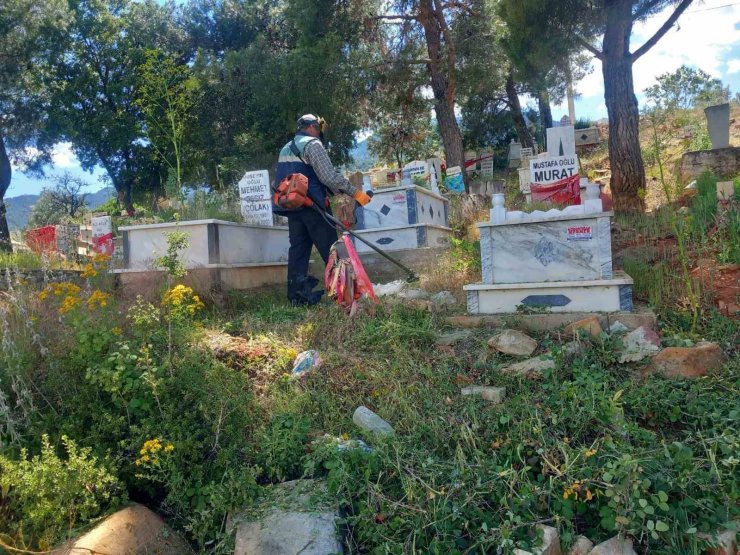 Karacasu’da mezarlıklar temizleniyor