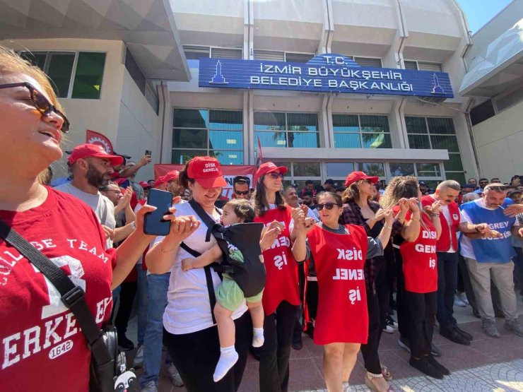 Greve çıkan binlerce işçi İzmir Büyükşehir önünde toplandı