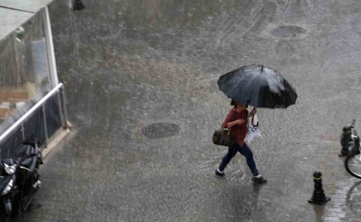 Muğla’da beklenen yağış erken geldi, vatandaşlar hazırlıksız yakalandı