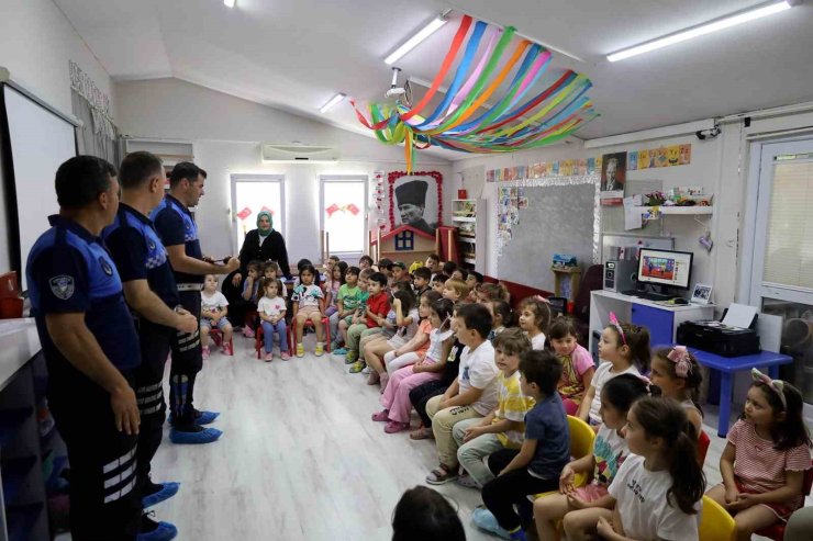 Miniklere trafikte uyulması gereken kuralları öğrettiler