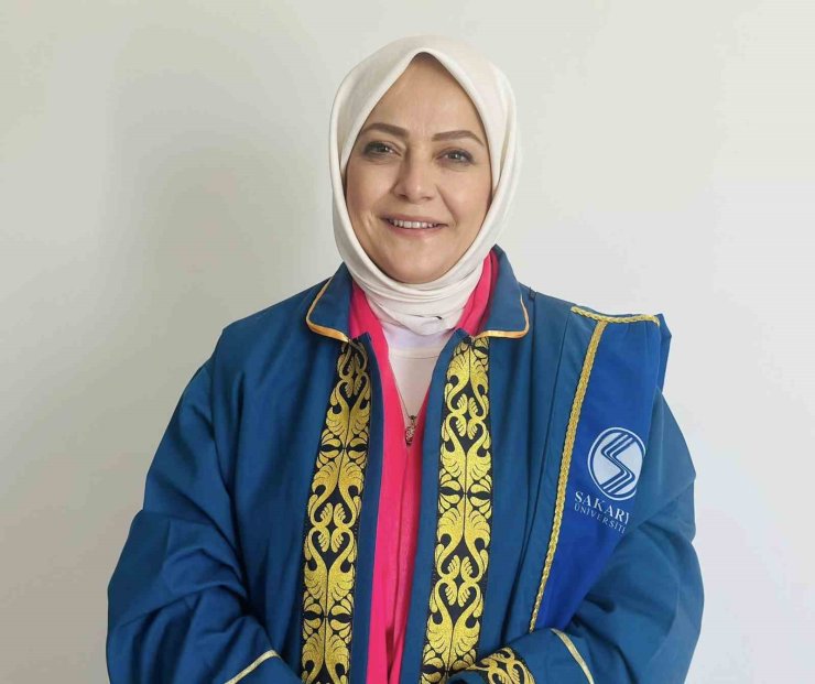 Cübbe giyen Milletvekili Ün ‘Bilim Doktoru’ unvanına sahip oldu