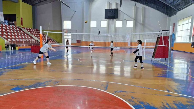 Bulanık’ta voleybol antrenmanları yoğun katılımla devam ediyor