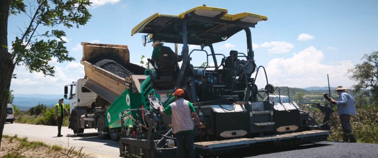 Çanakkale’de köy yollarında asfalt çalışmaları devam ediyor