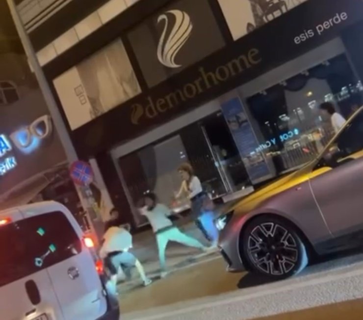 Gençler caddeyi boks ringine çevirdi, yumruklar havada uçuştu