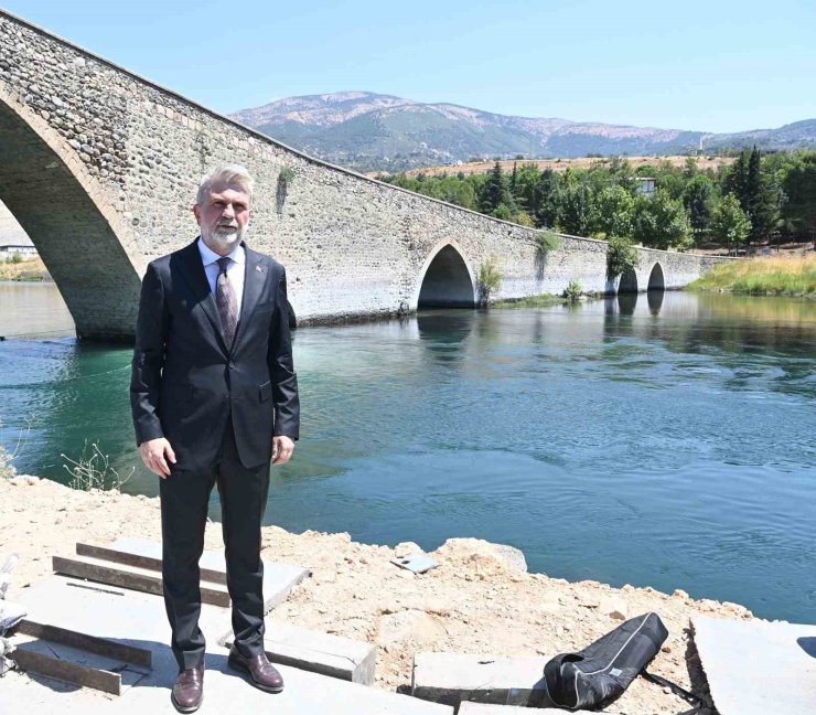 Depremde hasar gören 500 yıllık köprüde sona yaklaşıldı