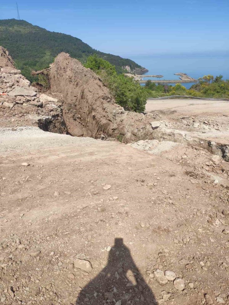 Kastamonu’da heyelan sebebiyle yol ulaşıma kapandı