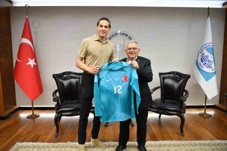 Milli kaleci Doğan Alemdar, Başkan Büyükkılıç’ı ziyaret etti