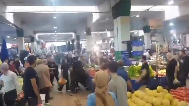 Pazarcı esnafı tarafından kızının yanında darp edildi