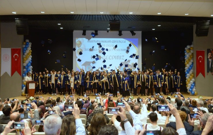 Mustafa Hakan Güvençer Fen Lisesi’nde mezuniyet coşkusu