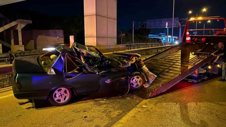 Kontrolden çıkan otomobil önce tıra sonra bariyerlere çarptı: 1 ağır yaralı