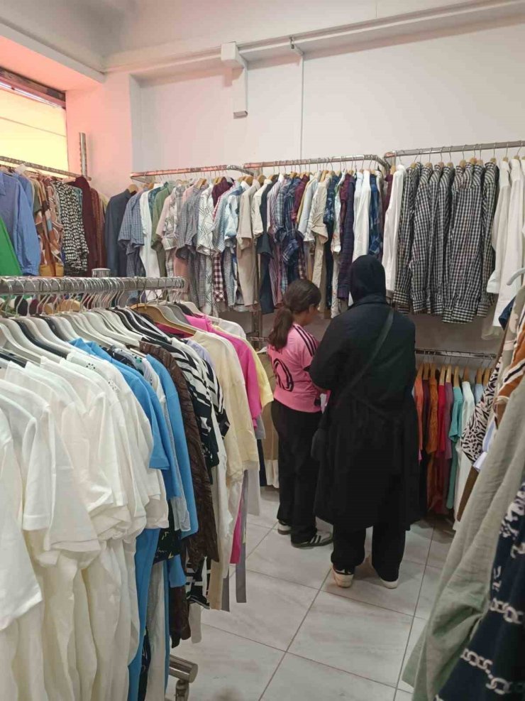 İhtiyaç sahiplerine bayram sevinci: Sosyal market kapılarını açtı