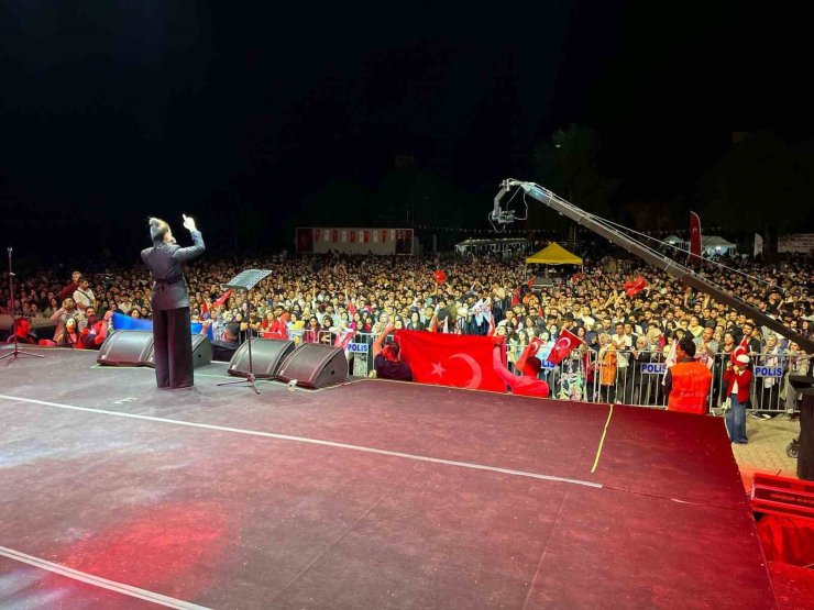 FÜ 50. yıl festivali Azerin’in unutulmaz konseriyle sona erdi