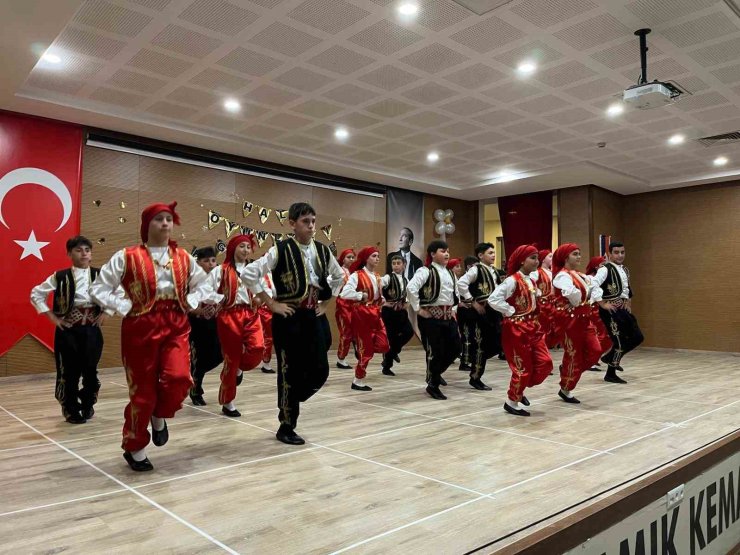 Halk oyunları gösterileri alkış aldı