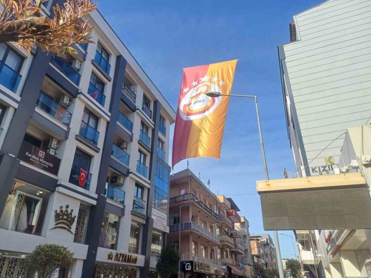 Salihli’de caddelere Galatasaray bayrakları asıldı